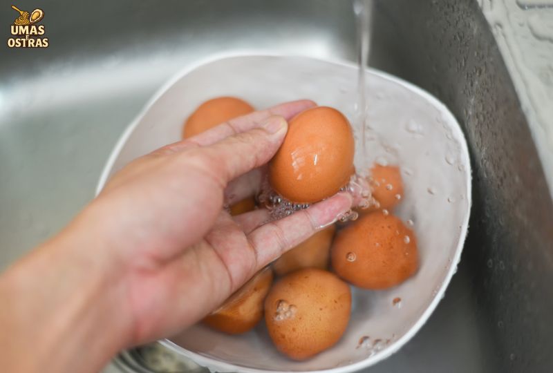 Por que não se deve colocar os ovos em água fria